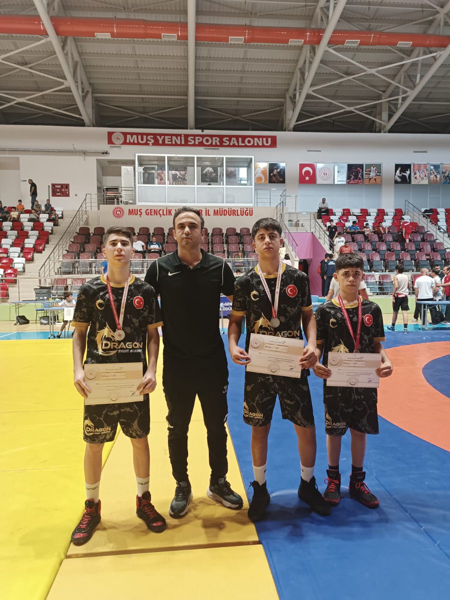 GSB_Mardin's tweet photo. 🏆 ANALİG Serbest Güreş Başarımız! 🤼‍♂️

Muş’ta düzenlenen ANALİG Serbest Güreş Müsabakalarında sporcularımız;
🥇 48 kg Erdalan Güneş – 1.
🥈 57 kg Ahmet Kazan – 2.
🥉 38 kg Ramazan Dinç – 3. olarak büyük bir başarıya imza attı. 👏

📅 11-14 Ağustos 2025 tarihlerinde Manisa’da yapılacak olan ANALİG Güreş Türkiye Finallerinde ilimizi temsil edecek sporcularımıza başarılar diliyoruz. 💪🇹🇷

#Güreş #Analig #MardinGSB #SporcularımızlaGururDuyuyoruz