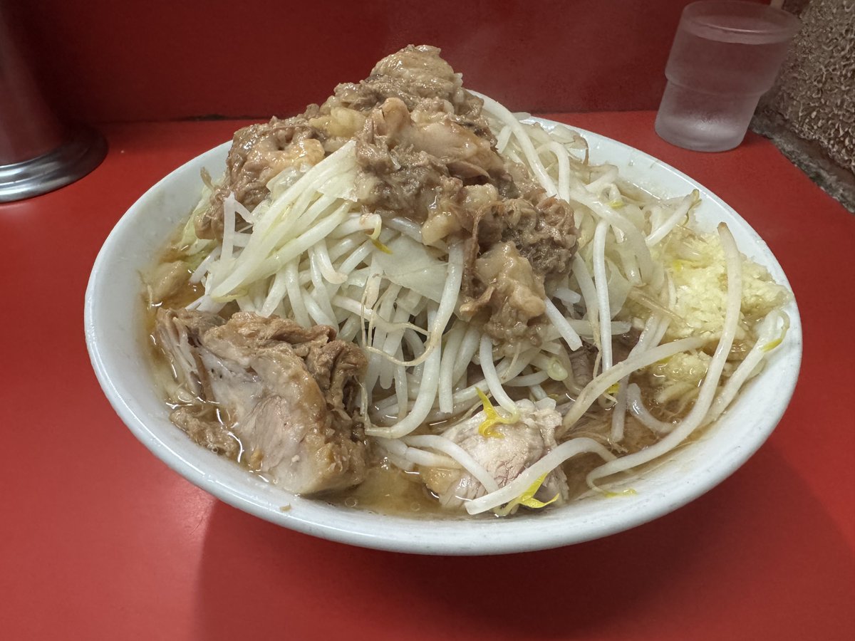 maaabou_10's tweet photo. ラーメン二郎松戸駅前店Ⅲ
小ラーメンニンニクアブラ
2ヶ月ぶりくらいにきた真夏のマッツ、着丼即スープ啜ったら美味すぎて気を失って、気づいたら完食していた…うますぎる…

ごちそうさまでした🙇 https://t.co/LAZs29zLBt