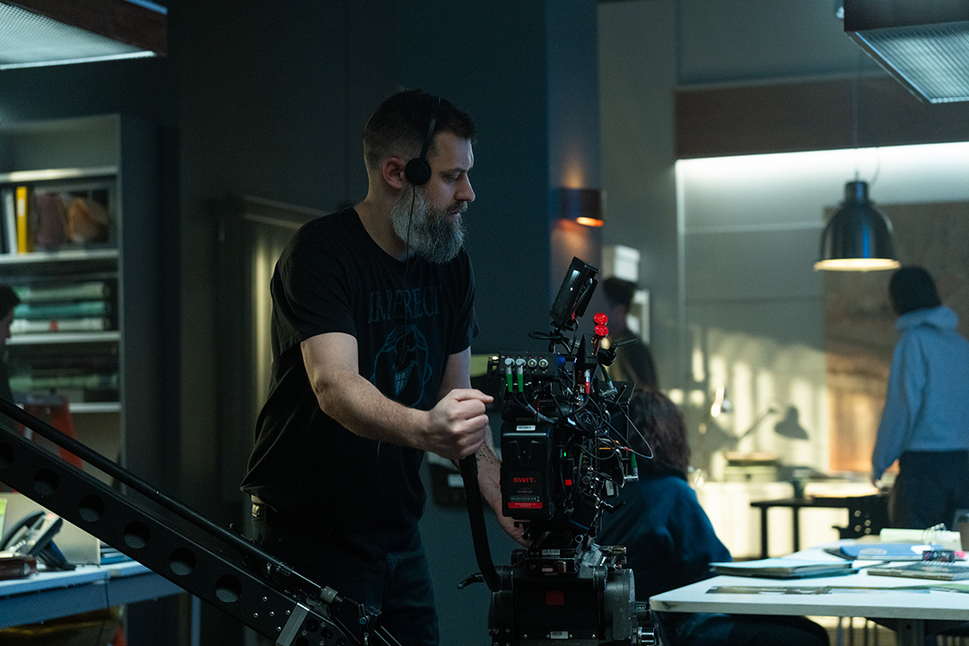 MaydayAirCrash's tweet image. 📅 #OTD in 2004 – ✈️ On final approach to Cincinnati, Air Tahoma Flight 185 suddenly drops from the sky and crashes into a nearby golf course—just minutes from touchdown.

Here's a BTS look at the filming of this episode. 🎬

Watch the full episode on #Crave. 🇨🇦