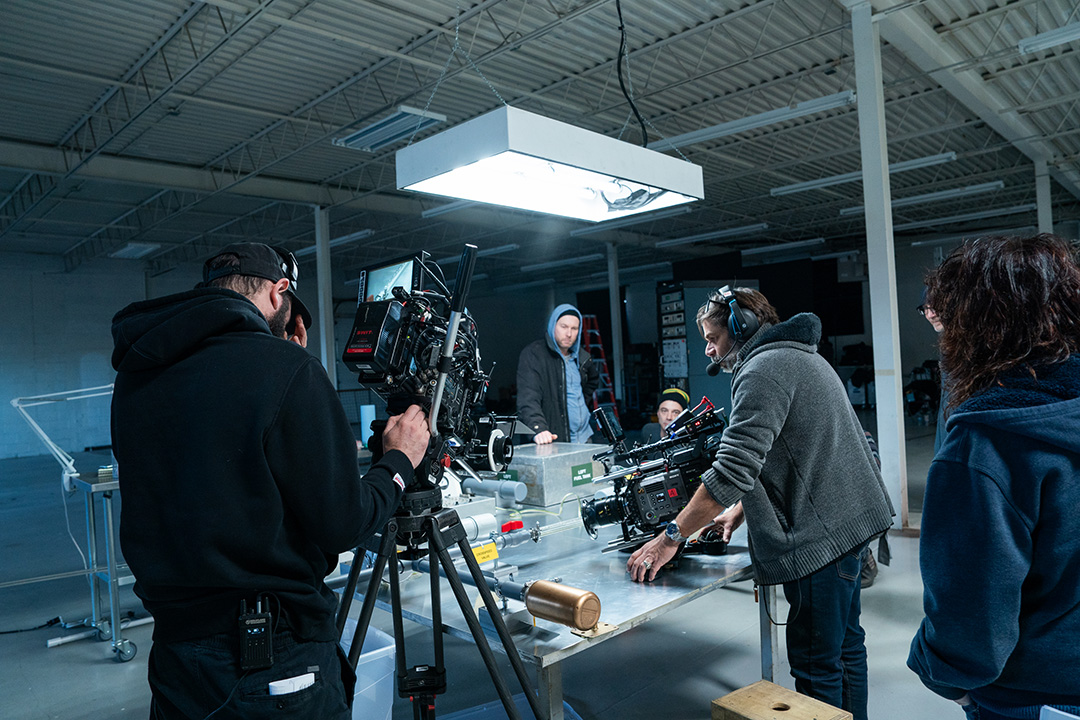 MaydayAirCrash's tweet image. 📅 #OTD in 2004 – ✈️ On final approach to Cincinnati, Air Tahoma Flight 185 suddenly drops from the sky and crashes into a nearby golf course—just minutes from touchdown.

Here's a BTS look at the filming of this episode. 🎬

Watch the full episode on #Crave. 🇨🇦