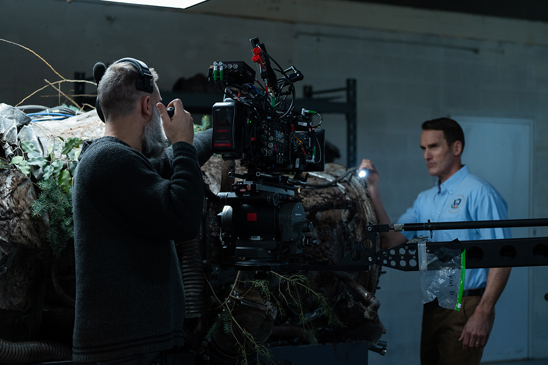 MaydayAirCrash's tweet image. 📅 #OTD in 2004 – ✈️ On final approach to Cincinnati, Air Tahoma Flight 185 suddenly drops from the sky and crashes into a nearby golf course—just minutes from touchdown.

Here's a BTS look at the filming of this episode. 🎬

Watch the full episode on #Crave. 🇨🇦