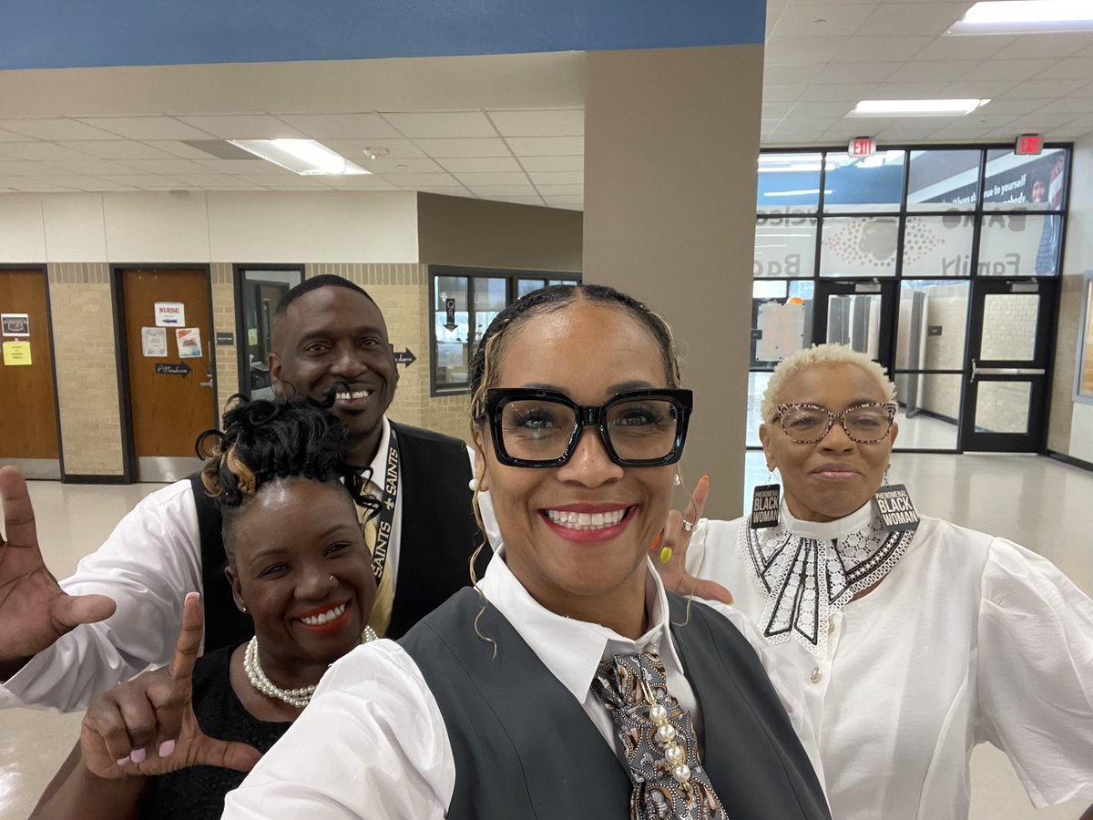 drcasscarr's tweet photo. #TigersFirstDay25 @BAMOngc #LeadLearnRoar https://t.co/Wfd4aogECx