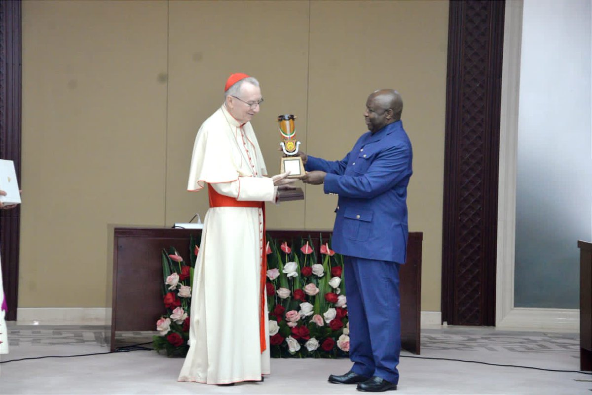 UbumweHebdo's tweet photo. Umukuru w'igihugu Evariste Ndayishimiye yakiriye ku kirimba iwe umunyamabanga mukuru wa Reta ya Vatikano,Nyenicubahiro Cardinal Pietro Parolin yarazanye ubutumwa bwo gukomeza ubugenzi  no gufashanya hagati y'Uburundi na Reta ya Vatikano. https://t.co/Y4Y0eRetVZ