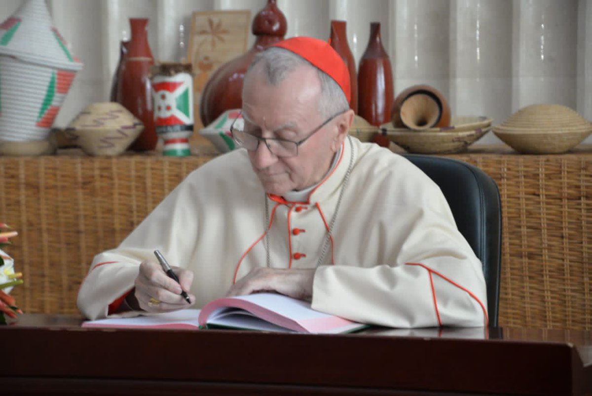 UbumweHebdo's tweet photo. Umukuru w'igihugu Evariste Ndayishimiye yakiriye ku kirimba iwe umunyamabanga mukuru wa Reta ya Vatikano,Nyenicubahiro Cardinal Pietro Parolin yarazanye ubutumwa bwo gukomeza ubugenzi  no gufashanya hagati y'Uburundi na Reta ya Vatikano. https://t.co/Y4Y0eRetVZ