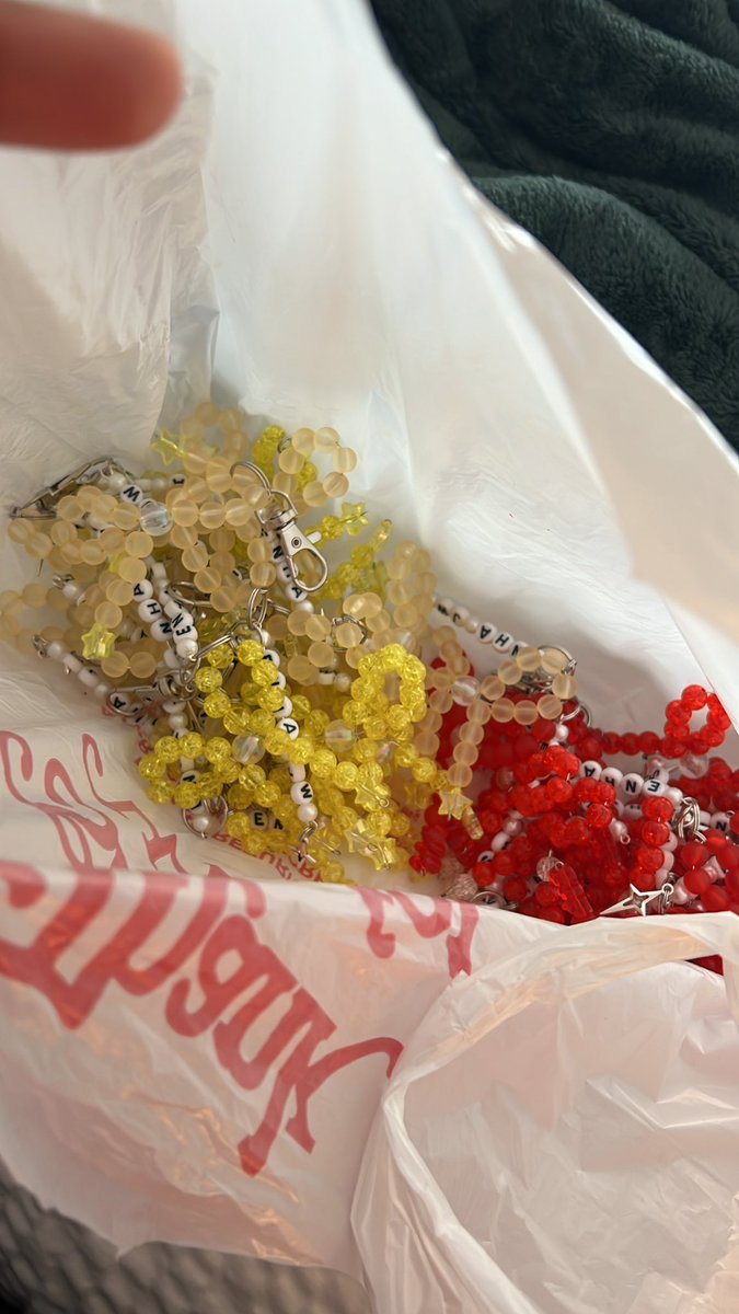 GeeGeeHope's tweet photo. My sister made freebies for Enhypen Day 2 in Houston💃 We will be walking with Popmart bags so come and say hi🤭 #WALKTHELINE_IN_HOUSTON #ENHYPEN #WALKTHELINE_IN_US @ENHYPEN_members https://t.co/rtzD2ZRsHd