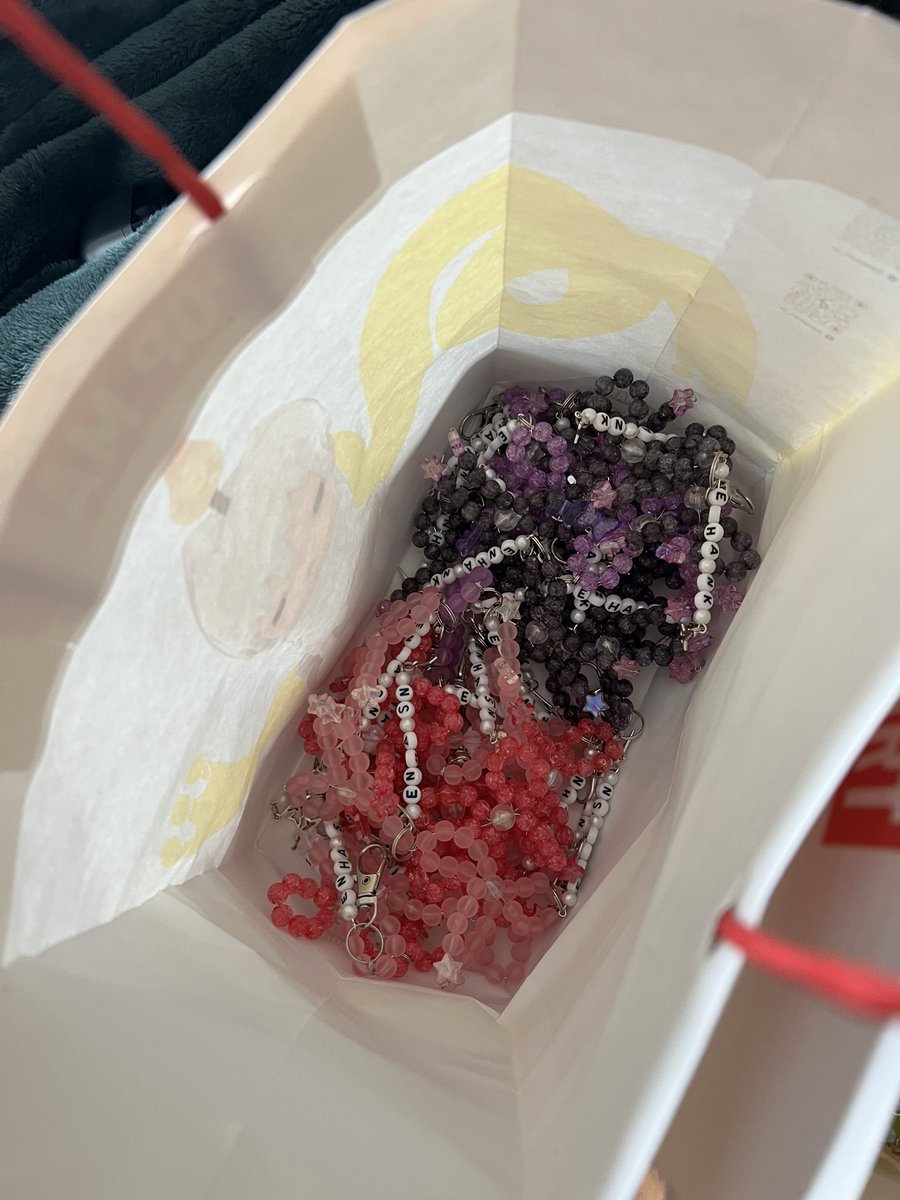 GeeGeeHope's tweet photo. My sister made freebies for Enhypen Day 2 in Houston💃 We will be walking with Popmart bags so come and say hi🤭 #WALKTHELINE_IN_HOUSTON #ENHYPEN #WALKTHELINE_IN_US @ENHYPEN_members https://t.co/rtzD2ZRsHd