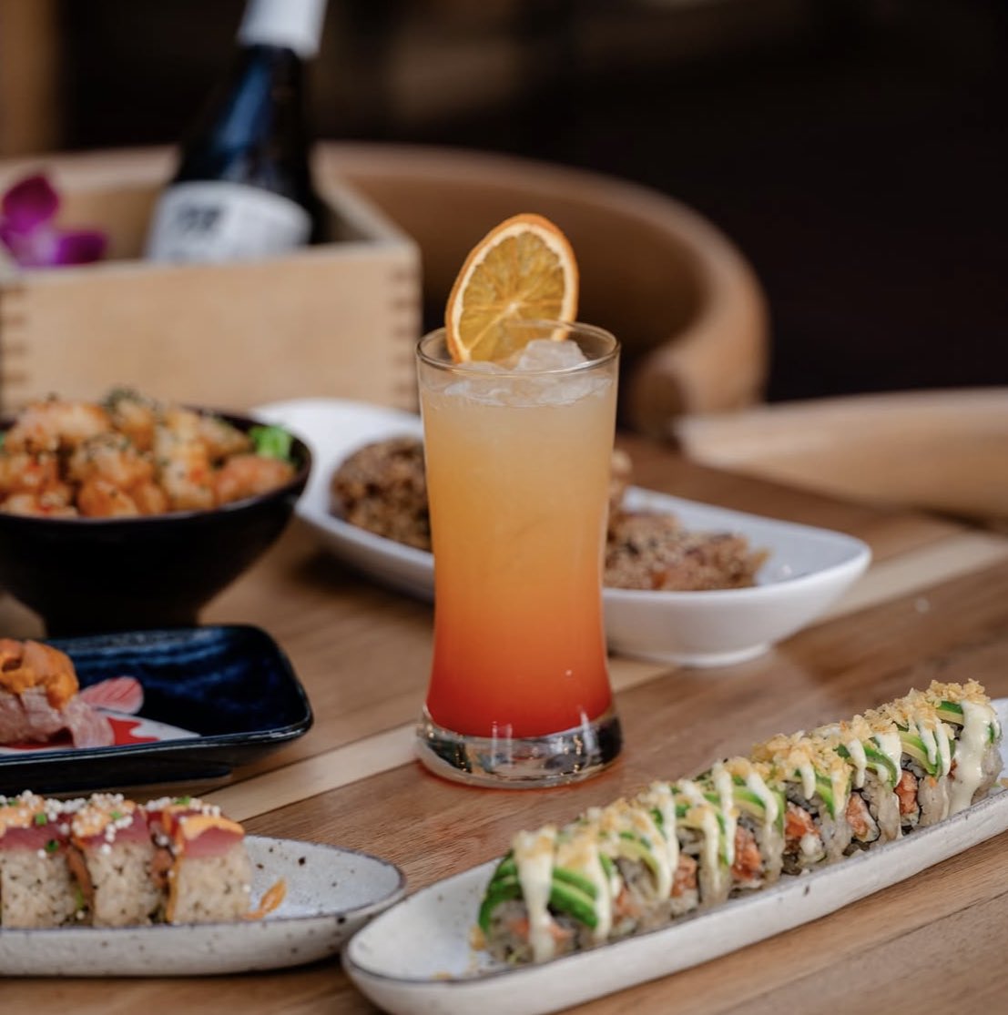 TimesSquareNYC's tweet photo. Don’t miss out on the last few days of #RestaurantWeekNYC 👨🏽‍🍳🍽️ Make your reservations for the best restaurants in #TimesSquare 🌟 @nyctourism 

🍣 Sushi Lab
🍣 @SushiOfGari46 
🍣 Akoya NYC
🍷 The Chemistry Room
🥘 Broadway Lounge 
🍸 @HardRock 
🐟 Blue Fin NYC
🍱 @RAsushiNYC https://t.co/0DpFbZwr8L