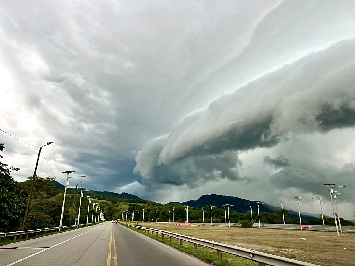 Sneydertv's tweet photo. ¿Qué tal esta postal adelante del peaje Ocoa entre Acacías y Villavicencio? Es un fenómeno natural previo a una tormenta conocido como nubes caídas. ¡Espectacular! Foto: Agustín. https://t.co/wR9GaBB1II
