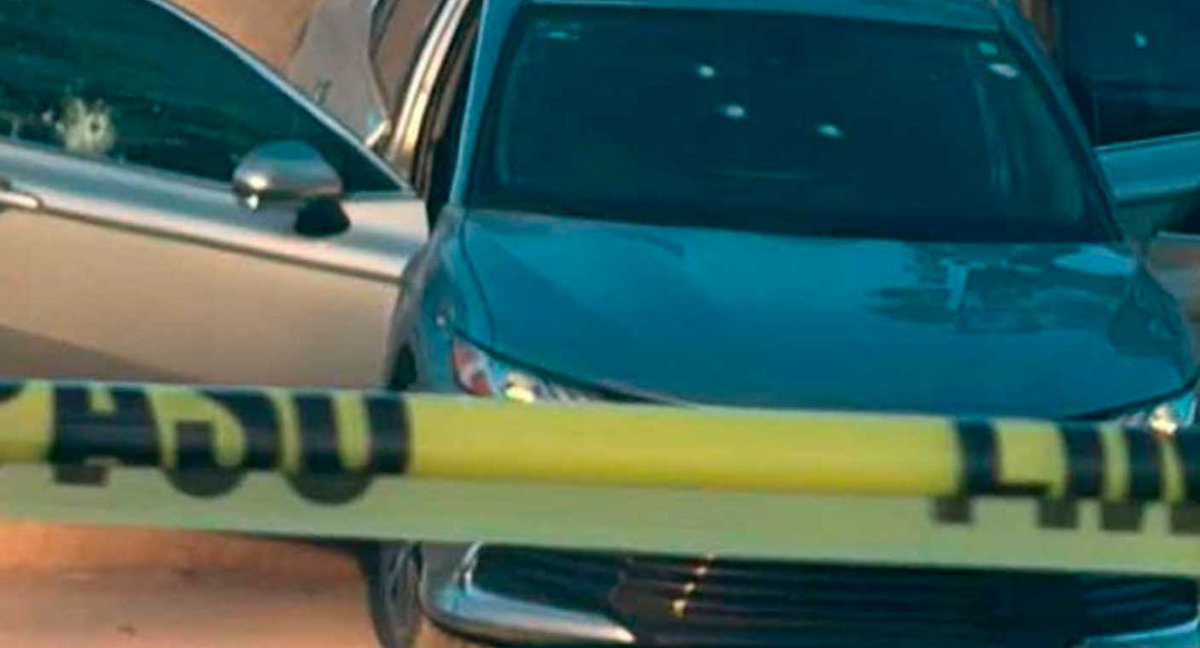 elalbertomedina's tweet image. ⚠️ Imputan a exjefe #AMIC por permitir fuga de 2 agentes que dispararon a abogado en #Hermosillo

La @fgjesonora inició proceso contra Roberto 'N', quien era superior de los dos agentes que dispararon contra un abogado el pasado 24 de mayo, causándole lesiones graves.

Se fijó