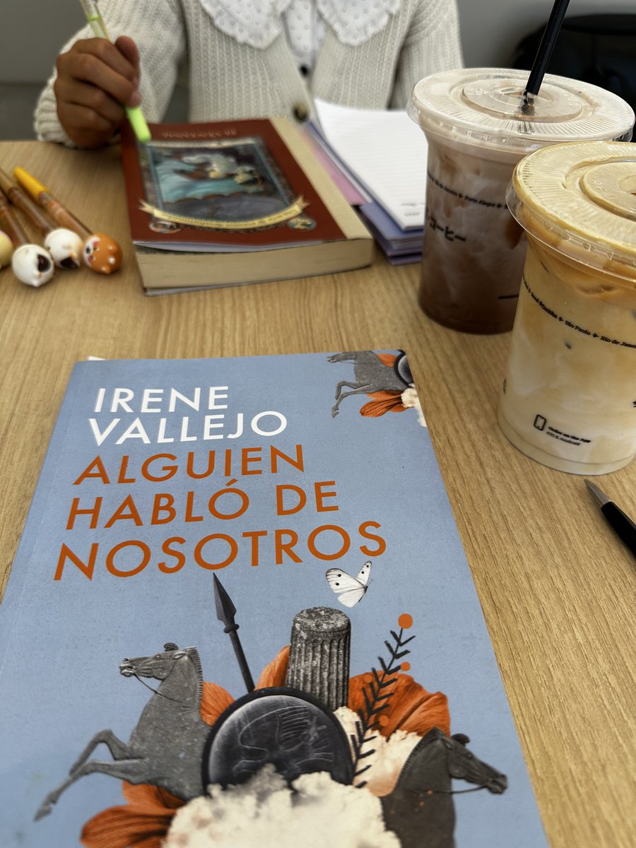 osiris_ramirez3's tweet image. Leyendo junto a J. (de 9 años) el libro que me regaló de cumpleaños.

Un libro que por sencillo es monumental de @irenevalmore 

Gracias por este libro a ambas.