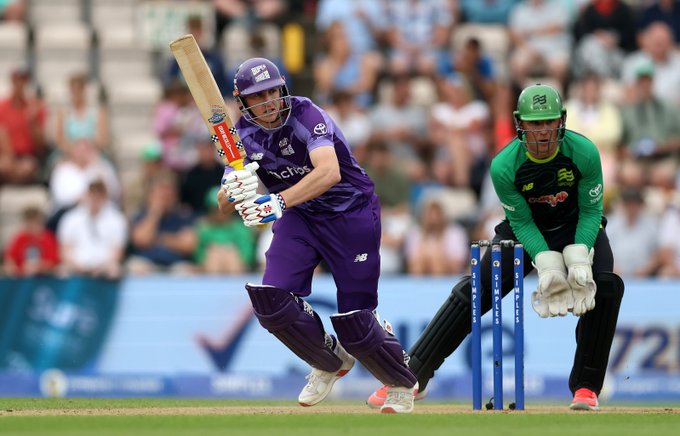 Harry Brook of Northern Superchargers bats as wicket keeper Laurie Evans of Southern Brave looks on
©ECB Images