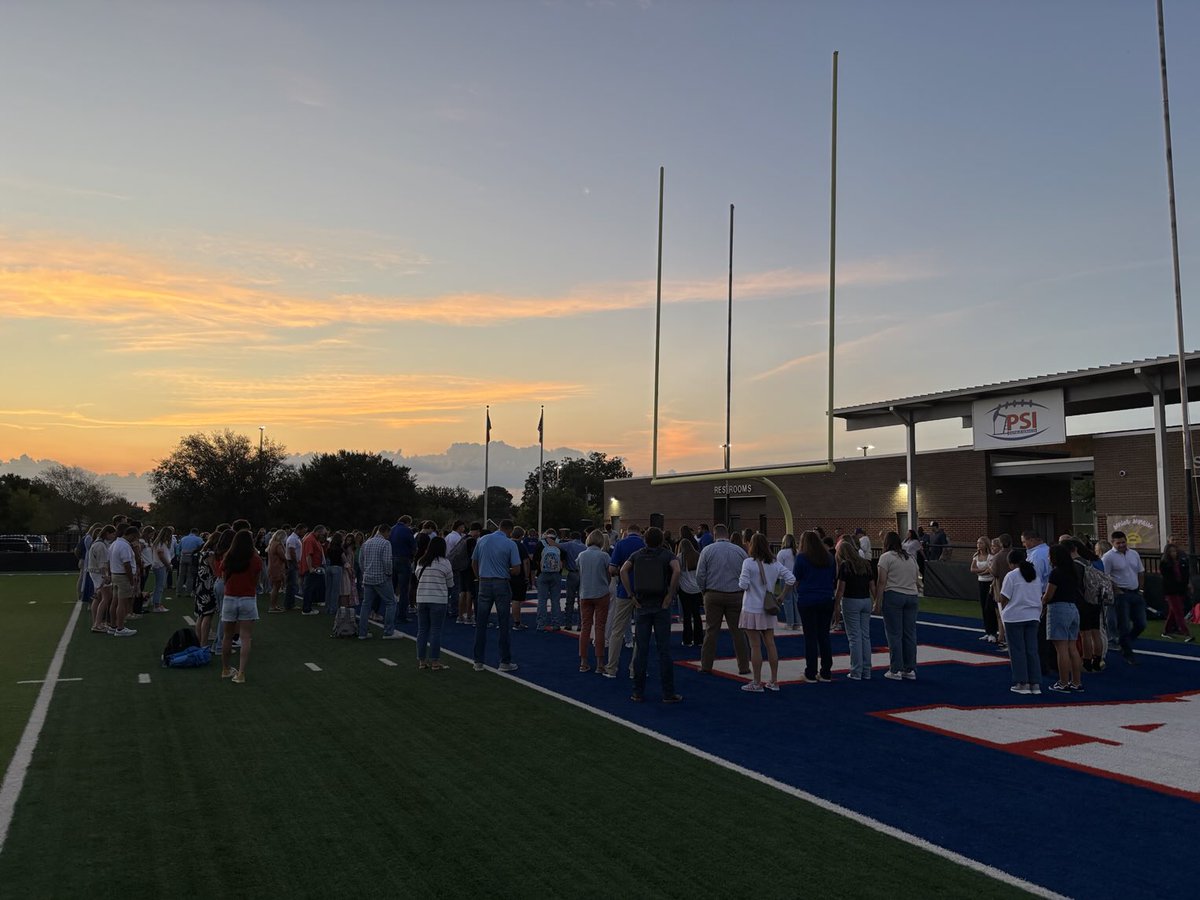 Alignomy's tweet photo. An amazing way to begin the new school year as the @MidChristian⁩ Class of 26 gathered with family and friends for a sunrise worship this morning! #LiveForGod https://t.co/9nV8gs6qTh