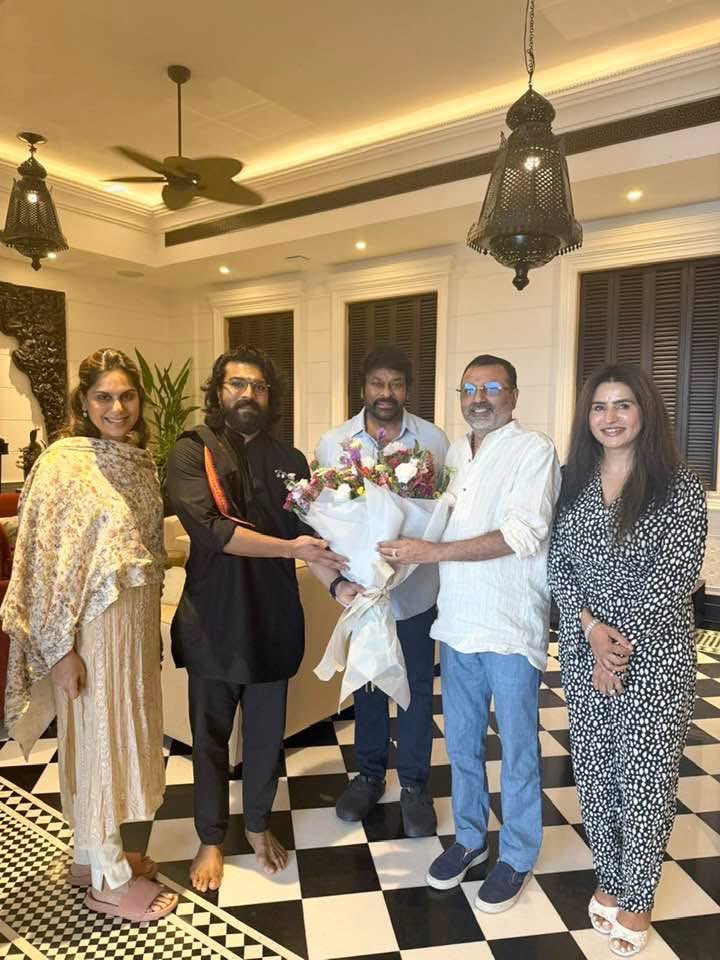 nishikant_dubey's tweet photo. आज हैदराबाद में पारिवारिक मित्र तेलुगु फ़िल्म के बड़े अभिनेता चिरंजीवी @KChiruTweets जी तथा उनके सुपुत्र सुपरस्टार रामचरण @AlwaysRamCharan जी से उनके आवास पर मुलाक़ात की । https://t.co/TvVmGJi6bJ
