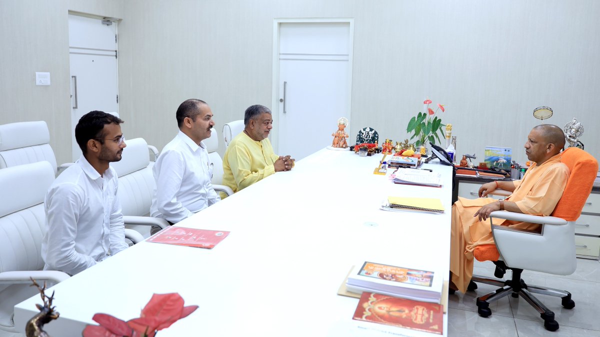 myogioffice's tweet photo. मुख्यमंत्री श्री @myogiadityanath जी महाराज से आज लखनऊ में डॉ. के.एन. मोदी फाउंडेशन के चेयरमैन डॉ. देवेन्द्र कुमार मोदी जी ने शिष्टाचार भेंट की।

इस अवसर पर डॉ. के.एन. मोदी विश्वविद्यालय के कुलसचिव श्री यू.एन. मिश्रा जी एवं सोशल वेलफेयर क्लब के अध्यक��ष ठाकुर तनुज सेंगर जी भी उपस्थित रहे।