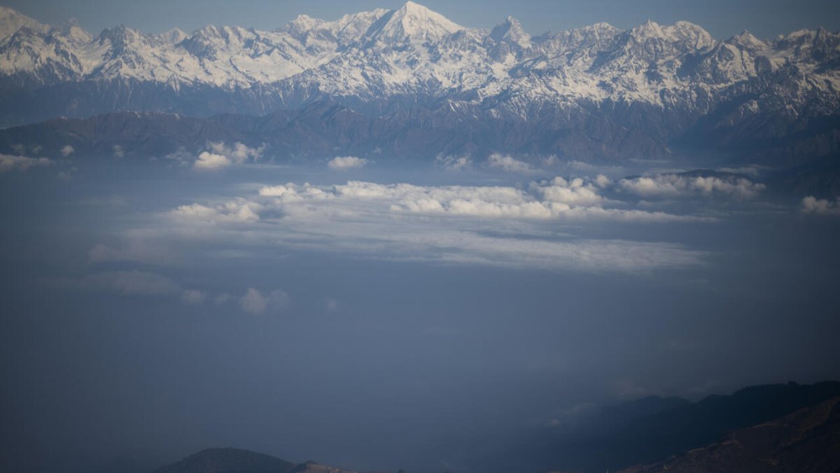 Au Népal, les droits d'ascension de 97 sommets montagneux supprimés rfi.fr/fr/sport/20250…