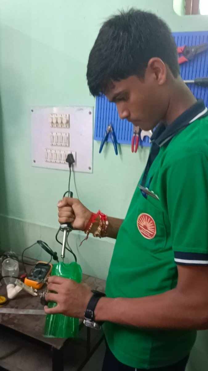 AmcKendriya's tweet image. PM SHRI Kendriya Vidyalaya AMC Lucknow&apos;s ATL Lab witnessed the innovations &amp;amp; experiments on the occasion Mega Tinkering Day on 12/08/2025 organised by AIM to sensitize the Young minds.
#MegaTinkeringDay
#ATLReflections
#WhatweBuilt
#MTD2025