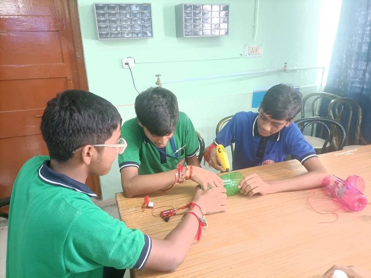 AmcKendriya's tweet image. PM SHRI Kendriya Vidyalaya AMC Lucknow&apos;s ATL Lab witnessed the innovations &amp;amp; experiments on the occasion Mega Tinkering Day on 12/08/2025 organised by AIM to sensitize the Young minds.
#MegaTinkeringDay
#ATLReflections
#WhatweBuilt
#MTD2025