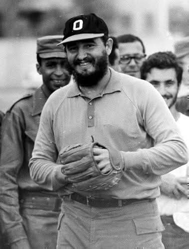 Fidel es ejemplo, virtud y máximo orgullo. Que no hay ni habrá imperio,    enemigo, traidorzuelos ni cobardes que nos aparten ni un «tantico» de nuestros valores, en los cuales él nos educó e inspiró. #100AñosConFidel  @DCMedicaDistit