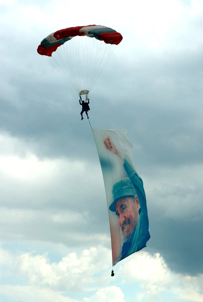 La Ciudad Deportiva #Cuba  celebra con #Fidel y la bandera.
🇨🇺🩷 #Cuba #100AñosConFidel
