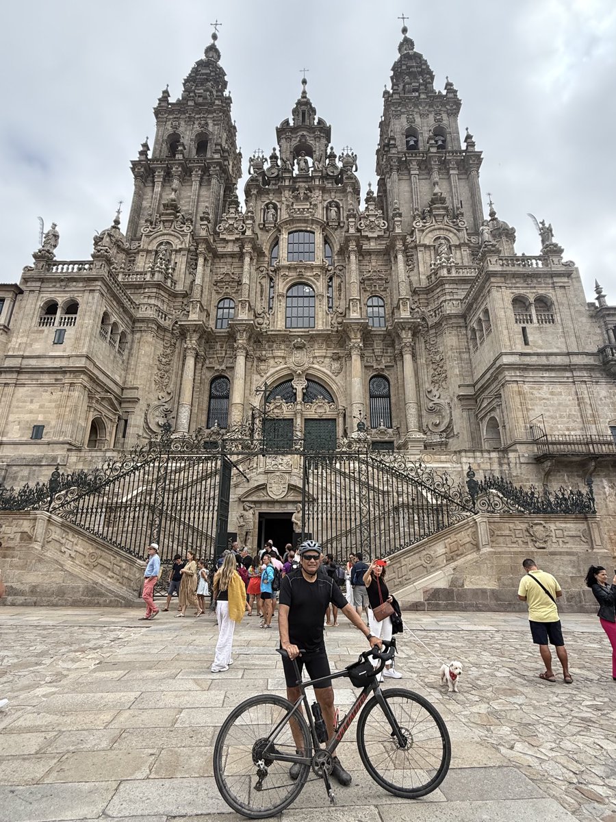En Santiago de Compostela, desde Oporto.
Camino durísimo en bicicleta, pero repleto de pueblos medievales, puentes y vías romanas, viñedos y gente linda.👌