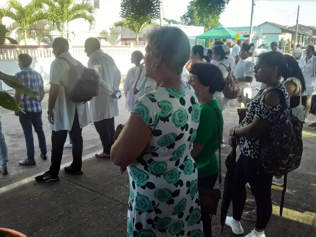 EsbuMario's tweet photo. El sector de la Educaciòn en Quemado de Güines, junto a todo el pueblo, rinden homenaje a nuestro Comandante en Jefe Fidel Castro Ruz, en el aniversario 99 de su natalicio. @CubaMined @DGEM_Quemado @dpevi https://t.co/EM4V1MdqcR