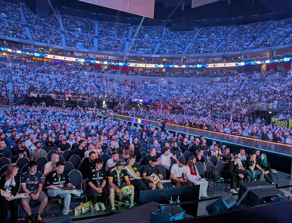 (ಠ_ಠ) tweet media