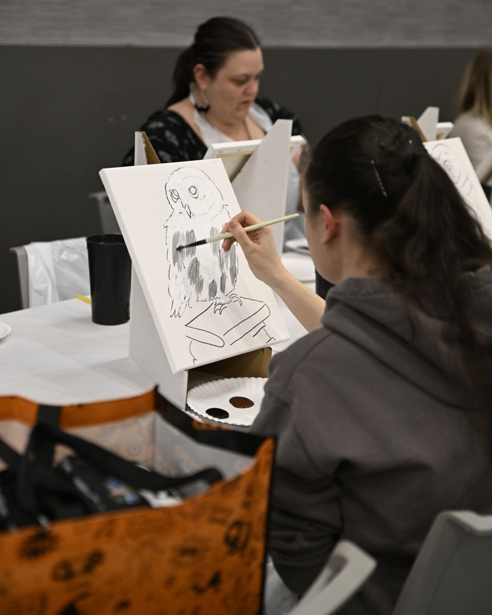 FANEXPOCLE's tweet photo. Remember that time we brought Paint with a Twist to #FANEXPOCleveland? 🎨🖌️ What type of theme would you like to see next year?
#Cleveland #CLE #ThingsToDoInCleveland #HarryPotter #Art https://t.co/OfjbHhuZSk
