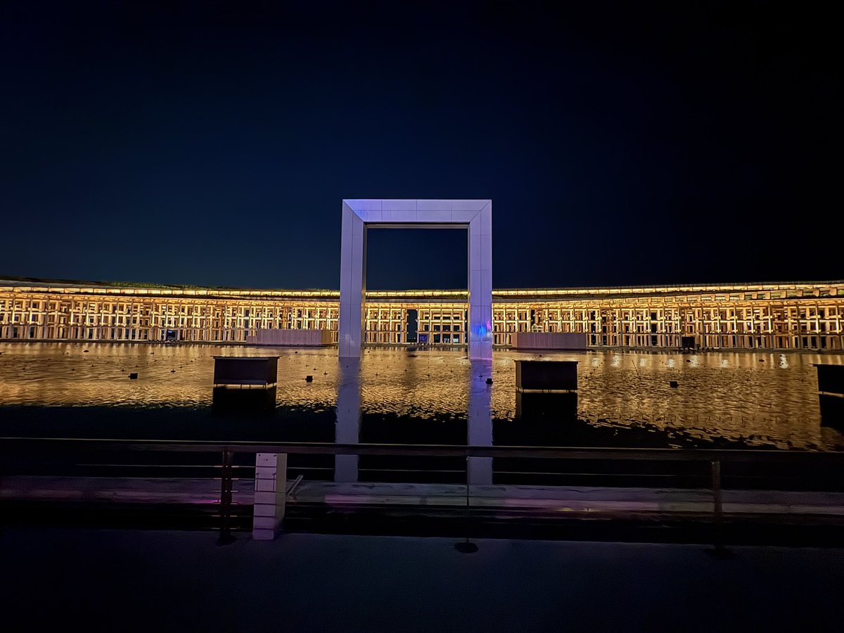 nvfe9zMvuQL82v9's tweet photo. 万博会場から出れなくて野宿だけどあまりにも絶景 https://t.co/oSZpdbfd9B