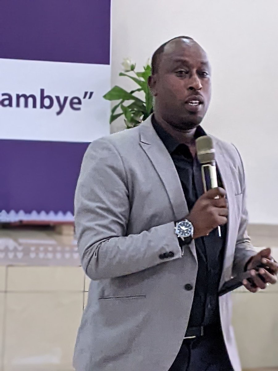 GISOZIYVCP's tweet photo. K'Umunsi mpuzamahanga w'urubyiruko Umuyobozi Nshingwabikorwa w'Akarere ka @Gasabo_District yaganiriye n'Urbyiruko Rwa @gisozisector ahatangirijwe iki gikorwa kurwego rw'Akarere arwibutsa ko ntaterambere nk'urubyiruko twageraho mugihe twabatwa nibiyobyabwenge https://t.co/yO7Sgm7zKy