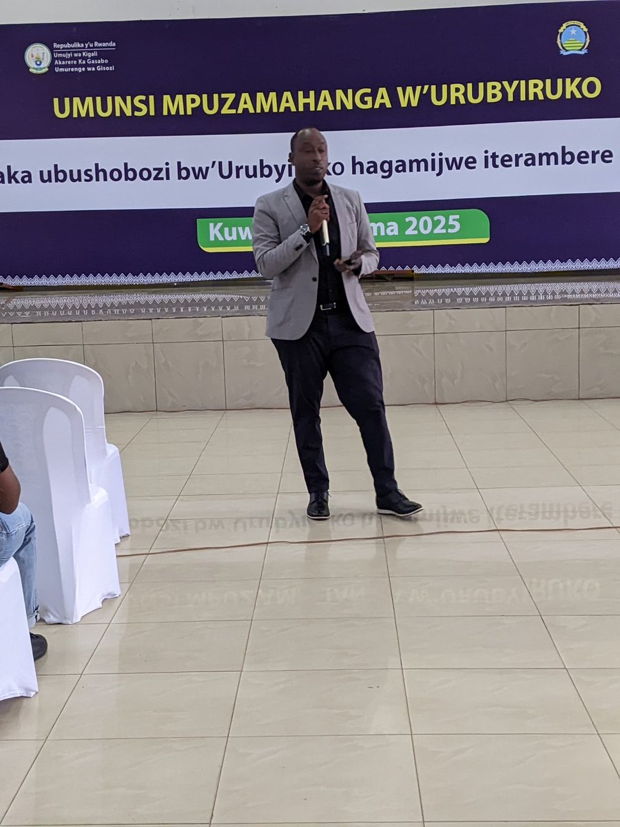 GISOZIYVCP's tweet photo. K'Umunsi mpuzamahanga w'urubyiruko Umuyobozi Nshingwabikorwa w'Akarere ka @Gasabo_District yaganiriye n'Urbyiruko Rwa @gisozisector ahatangirijwe iki gikorwa kurwego rw'Akarere arwibutsa ko ntaterambere nk'urubyiruko twageraho mugihe twabatwa nibiyobyabwenge https://t.co/yO7Sgm7zKy
