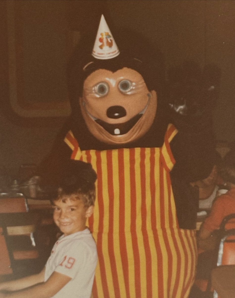 Knowastalgia's tweet image. “Team ShowBiz Pizza Place!

In 1984 I got the royal treatment for my 8th birthday and celebrated with Billy Bob and The Rock-afire Explosion band.”
Blog below:

facebook.com/share/p/172y1K…

tumblr.com/knowastalgia/7…

#ShowBiz #ChuckECheese #1980s #Nostalgia