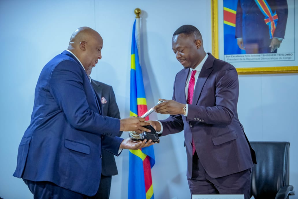 LitsaniChoukran's tweet photo. Aimé Molendo Sakombi a officiellement pris les rênes du ministère des Ressources Hydrauliques et Électricité, succédant à Teddy Luamba Muba. Proche à la fois de Vital Kamerhe et du président Félix Tshisekedi, il bénéficie de leur confiance depuis 2019, il a traversé cinq ordonnances présidentielles de changement et de remaniement ministériel. Sa marque de fabrique : réformer et transformer en profondeur chaque ministère qu’il dirige.
