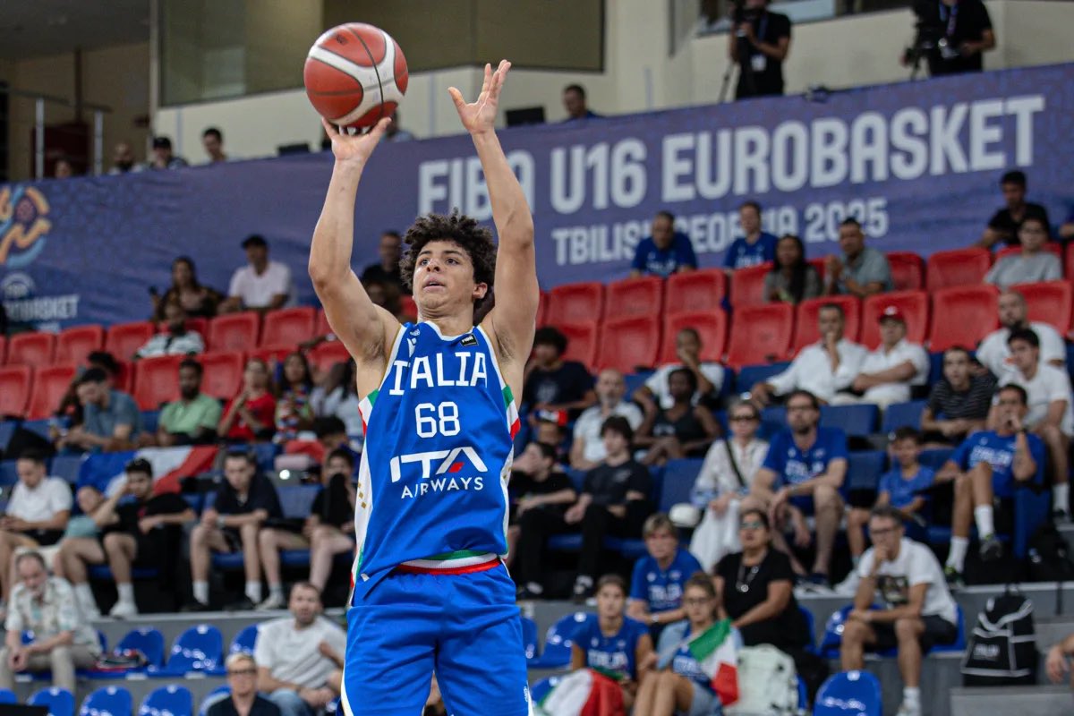 Marco_zuccotti's tweet photo. 📍 Mario Machetti (2009) 🇮🇹

Incredible performance from the Trento player, who is having an excellent European Championship, showing interesting playmaking skills combined with a strong physical frame and solid scoring ability.

Today vs 🇫🇷: 27 PTS, 2 REB, 4 AST. https://t.co/lbqGc3qoy8