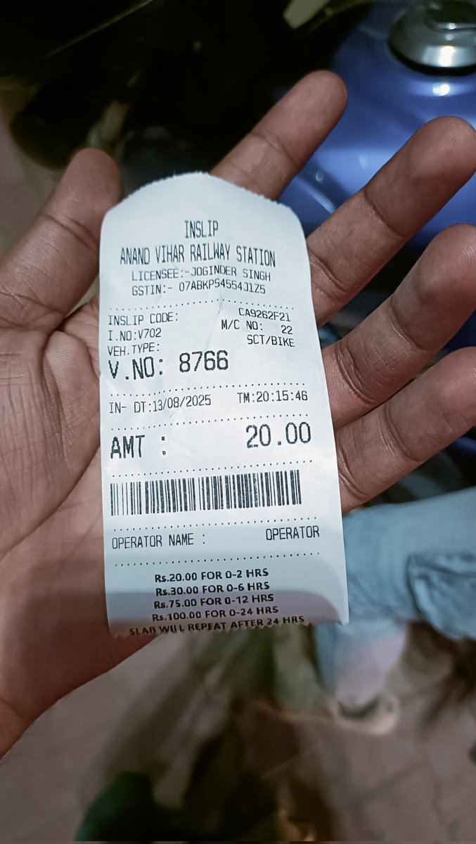 Pankaj_4014's tweet photo. @RailwayNorthern  @RailMinIndia  @RahulGandhi @AshwiniVaishnaw    Unauthorized persons are collecting bike entry fees about 400 meters before Anand Vihar Railway Station; please clarify if this charge is authorized by the railway and take immediate action to stop it if not https://t.co/P0kLNRPbyF
