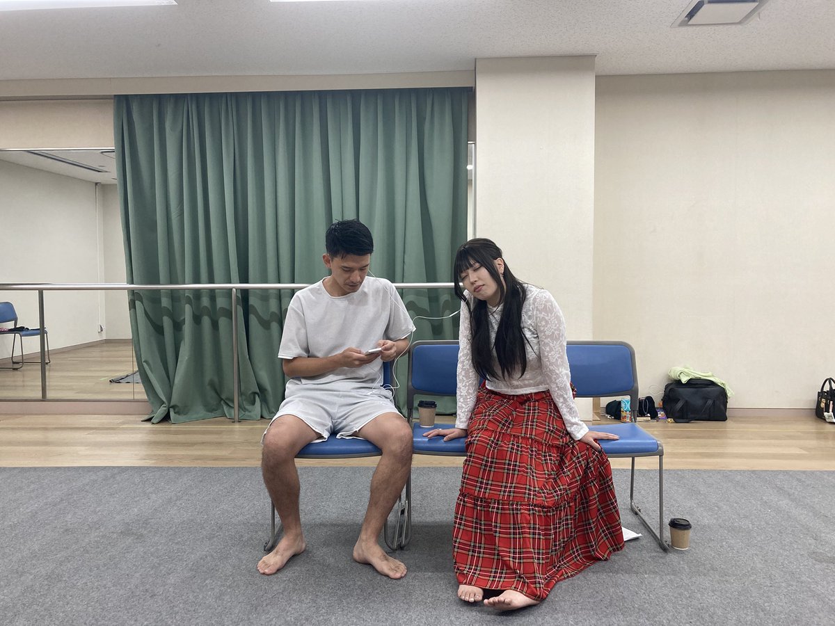 h_______rs's tweet photo. 今日は合同稽古でした。
自分が創ったものを初めて舞台に上げて、形になっているのを見てとても感動しました。本番は音照が入ってもっと世界観が出来上がるんだろうな。
本番まで1週間。駆け抜けます。
是非観に来てください。自信湧いてきました。

ご予約フォーム↓↓↓
https://t.co/0yxFsauNz7 https://t.co/JgBSqk6biw