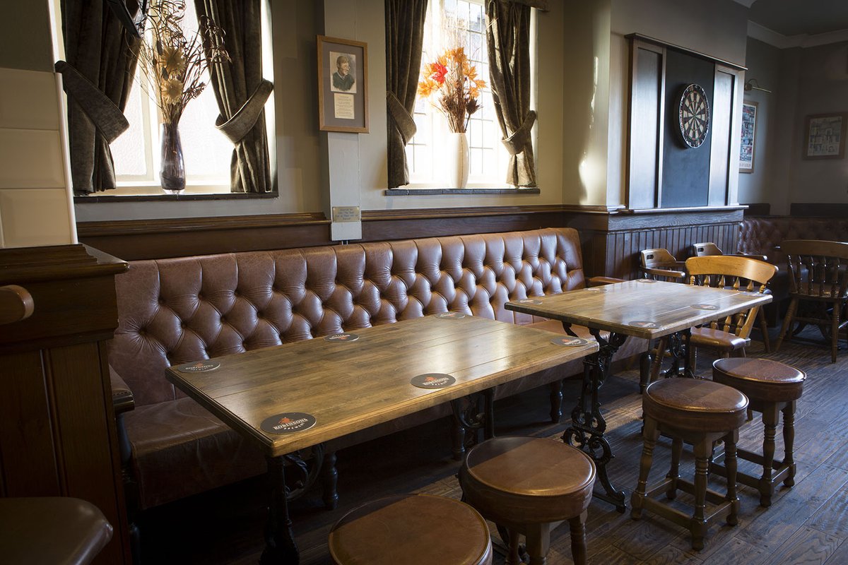 GBbooze's tweet image. The Railway, Ashley Road, Hale, #Altrincham 🍻
A traditional, multi-room pub attractively rebuilt by Robinsons in the 1930s. The pub sees Robinson's highest turn-over.