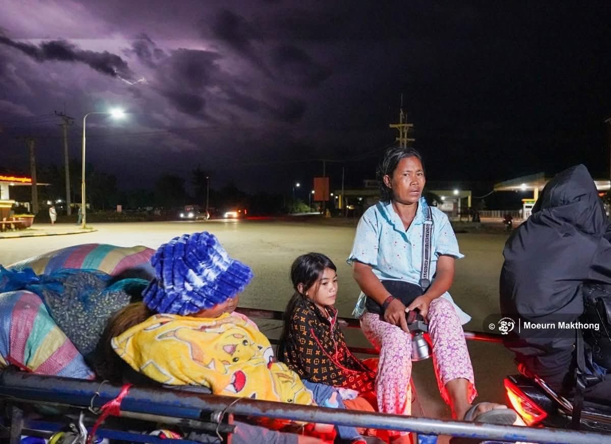 rubyjane_kjn's tweet photo. The victims of war.. the price of the conflict. 

Our Cambodian people are ONCE AGAIN leaving home to find safety. They live in anxiety and fear for their survival. 
Now the evacuees have increased from two provinces to three provinces with the additional Bonteay Meanchey. 

How many times do they have to flee from home? 
How many times will Thai breaks the ceasefire? 
When will it end? 
All of them just want to return home safely. All of them just wish for the safety of their family members. 
They shouldn’t bear this burden. 

Implement The Ceasefire Agreement 
#ThailandViolatestheceasefire
