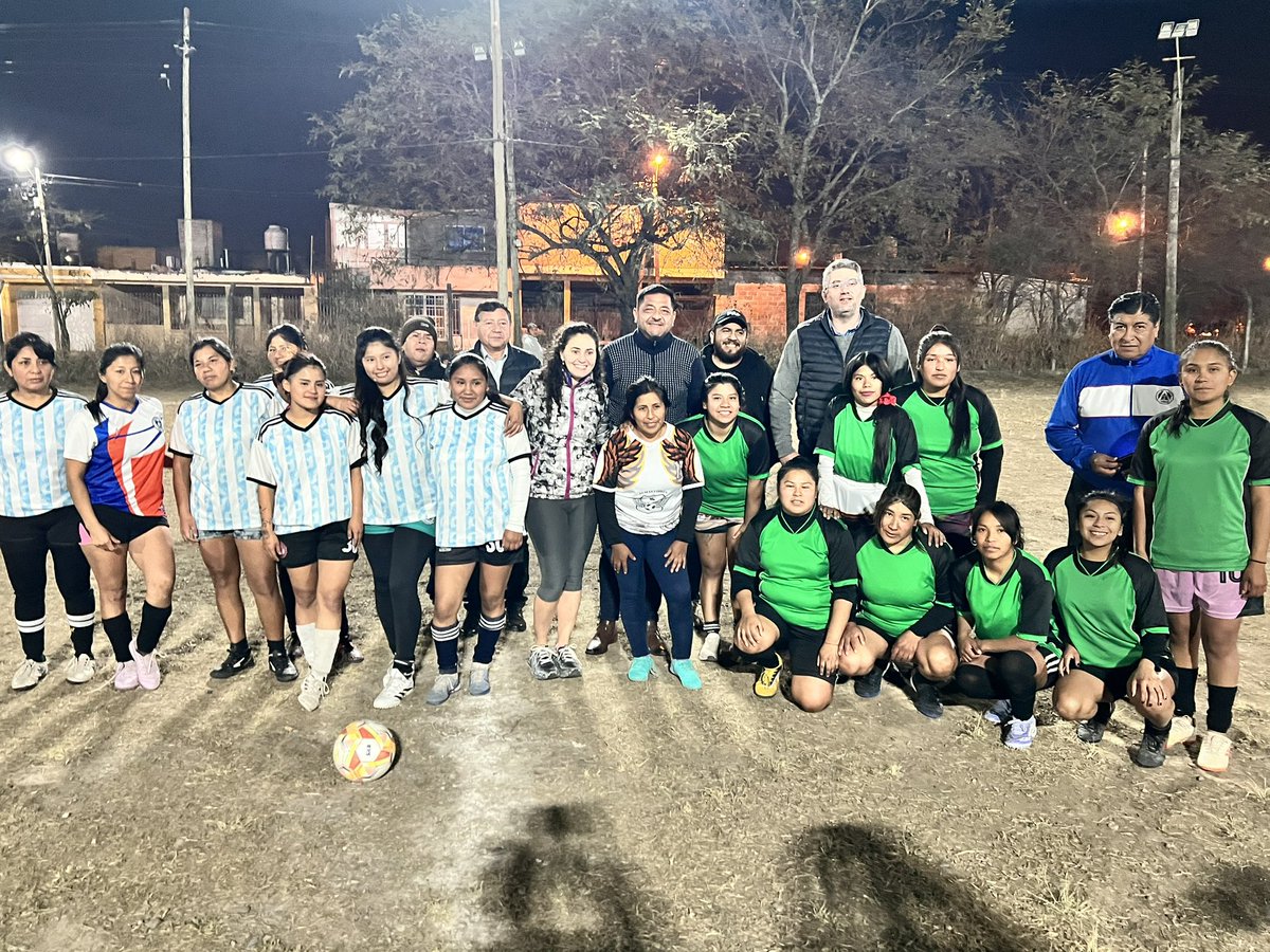 LLAenJujuy's tweet photo. Los referentes de La Libertad Avanza en Jujuy, Silvina Tuma, Marcos Alejandro y Roque Pereyra, participaron del torneo relámpago de fútbol femenino realizado en la cancha de Brochitas Jrs., en Alto Comedero.

Un encuentro que no solo destacó el talento y esfuerzo de las jugadoras, sino también la importancia de seguir acompañando y fomentando el deporte en cada rincón de nuestra provincia. VLLC!!!