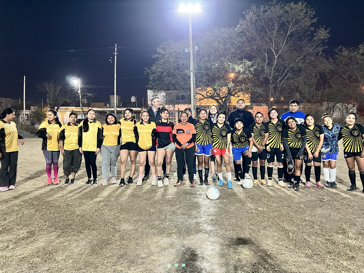 LLAenJujuy's tweet photo. Los referentes de La Libertad Avanza en Jujuy, Silvina Tuma, Marcos Alejandro y Roque Pereyra, participaron del torneo relámpago de fútbol femenino realizado en la cancha de Brochitas Jrs., en Alto Comedero.

Un encuentro que no solo destacó el talento y esfuerzo de las jugadoras, sino también la importancia de seguir acompañando y fomentando el deporte en cada rincón de nuestra provincia. VLLC!!!