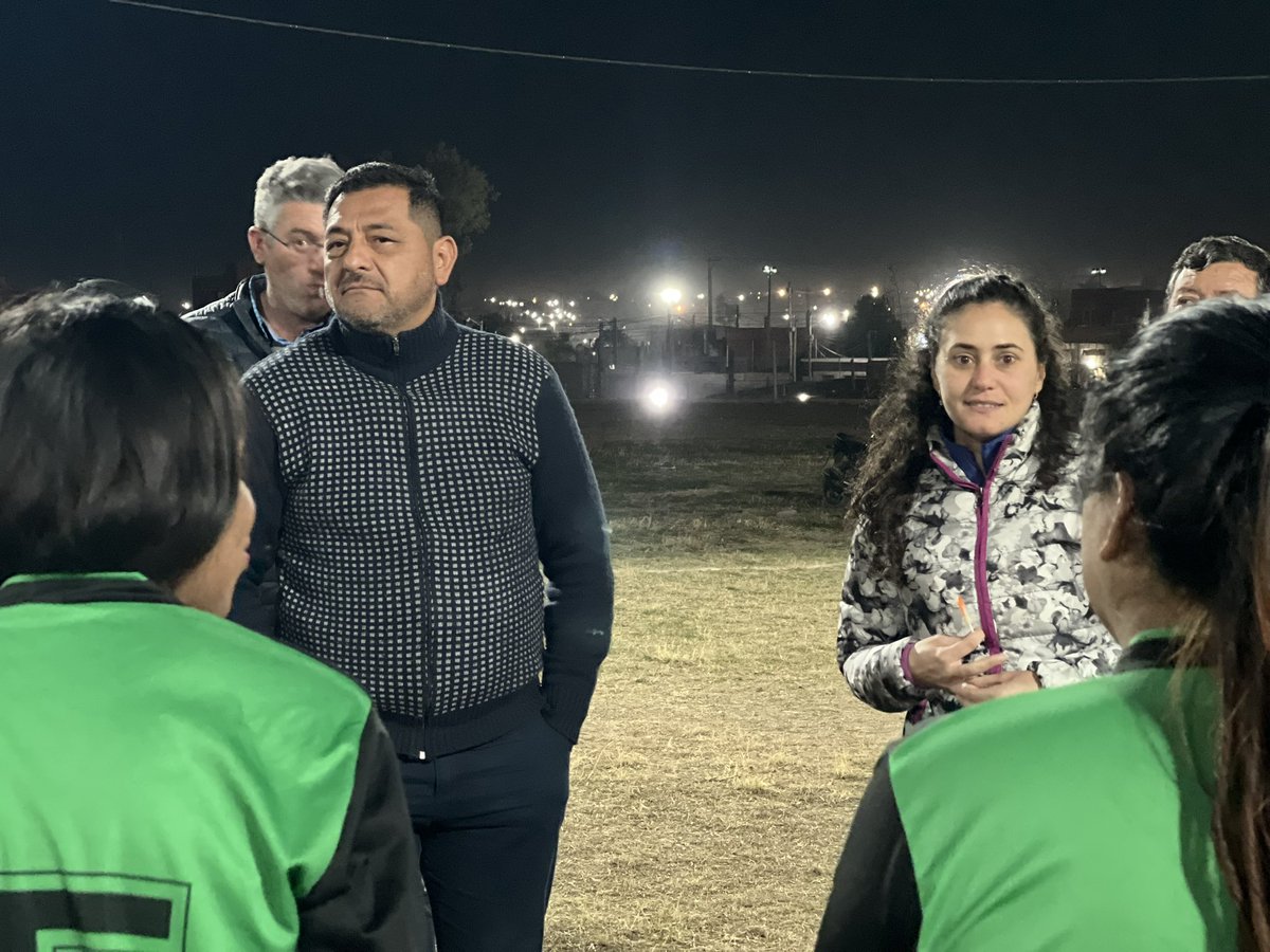 LLAenJujuy's tweet photo. Los referentes de La Libertad Avanza en Jujuy, Silvina Tuma, Marcos Alejandro y Roque Pereyra, participaron del torneo relámpago de fútbol femenino realizado en la cancha de Brochitas Jrs., en Alto Comedero.

Un encuentro que no solo destacó el talento y esfuerzo de las jugadoras, sino también la importancia de seguir acompañando y fomentando el deporte en cada rincón de nuestra provincia. VLLC!!!