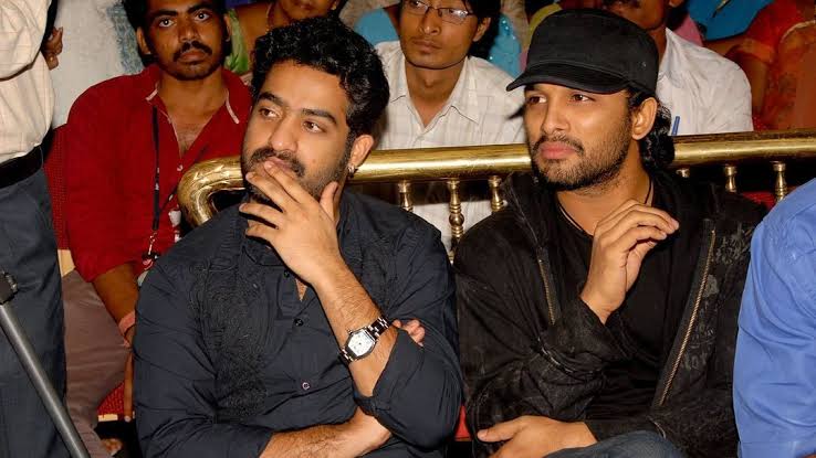 TopLesiPoddi's tweet photo. Wishing the very best to Man of masses @tarak9999 anna and @iHrithik for #War2

Best wishes from Stylish star @alluarjun Fans ❤️

Do watch it at nearest theaters from tomorrow . https://t.co/84klpyO43Q