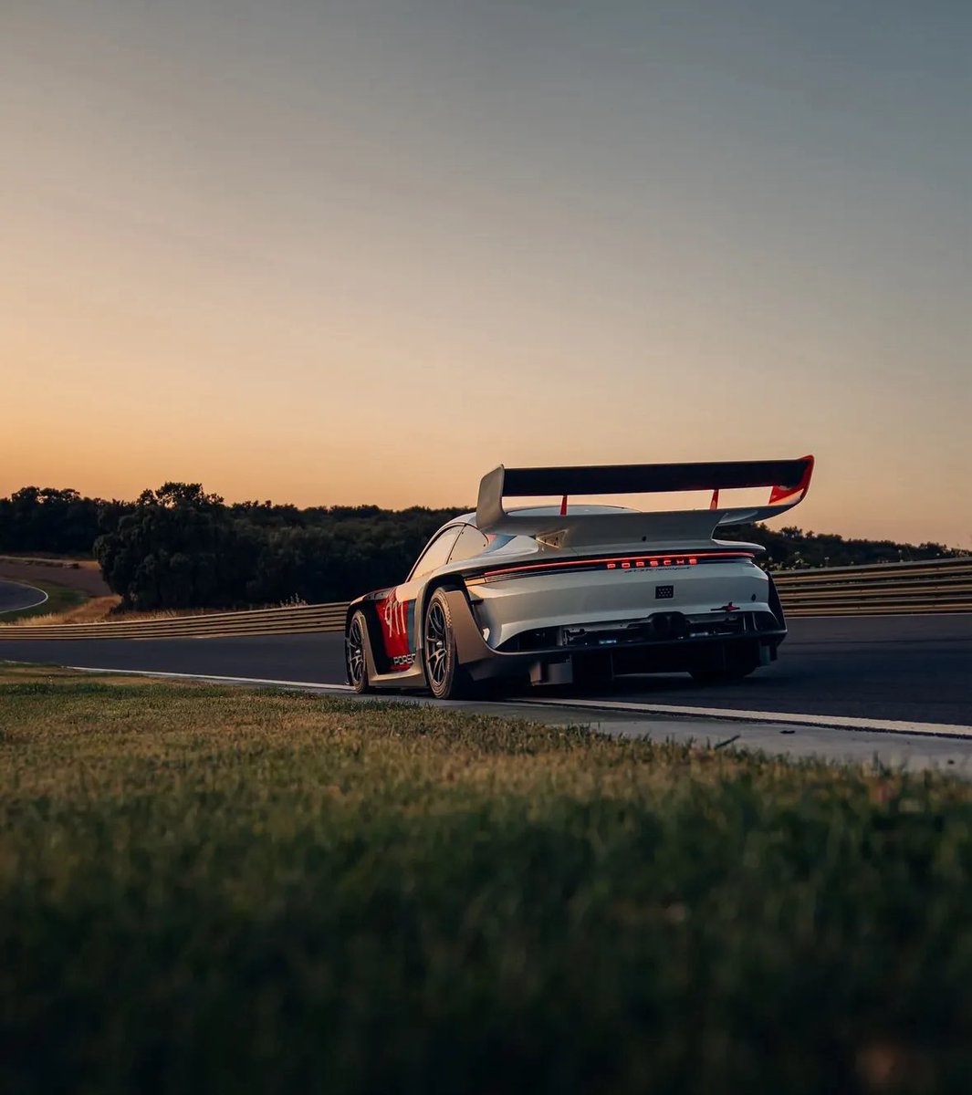 giucrso911's tweet photo. C’est objectivement la plus belle voiture de absolument TOUT les temps et même ce que je ne connais pas encore voilà https://t.co/Dt82iXBJPR