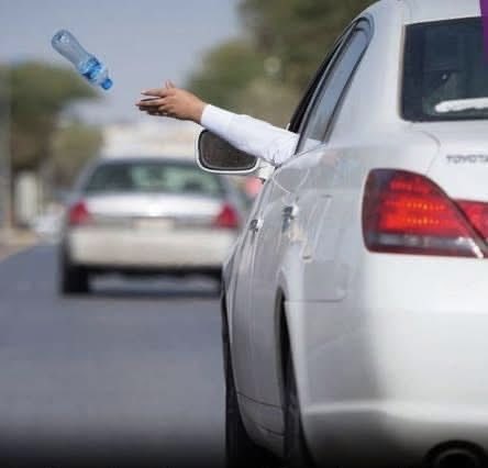 حين ترمي النفايات، أنت لا تتخلّص منها… أنت ترميها داخل بيتنا المشترك..!