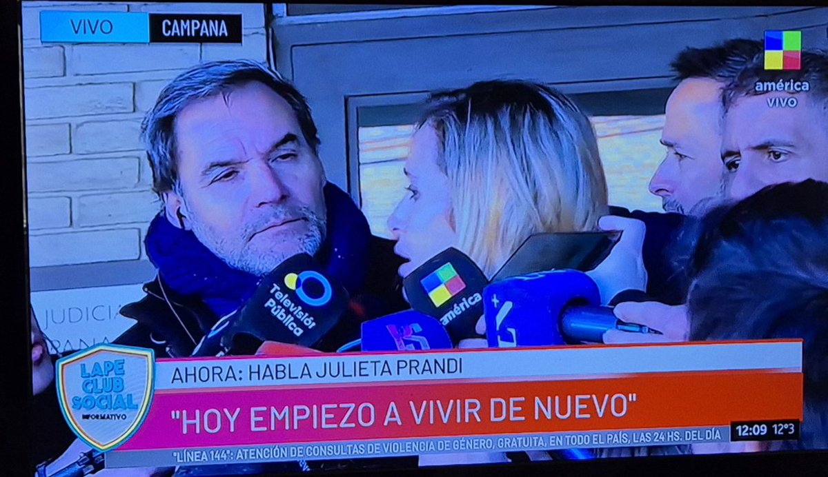 chismetiando's tweet photo. Qué quilombo que son las "conferencias de prensa". Tan desorganizados. Todos hablan juntos. Mientras Julieta contesta una pregunta, le hacen otra a los gritos.
#Prandi #contardi #JulietaPrandi https://t.co/YCwTFPsE39