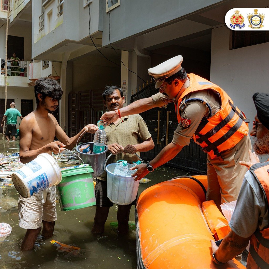 Uppolice's tweet photo. ‘The Current of Courage’

Heavy rains and rising water, waterlogged cities, disrupting food, health and daily needs. @SDRF_UP SDRF stepped in with rescue boats, delivered essentials and carried out relief work in all affected areas.

#flood
#sdrf
#DisasterResponse
#UPPolice https://t.co/YC5RAYGLZL