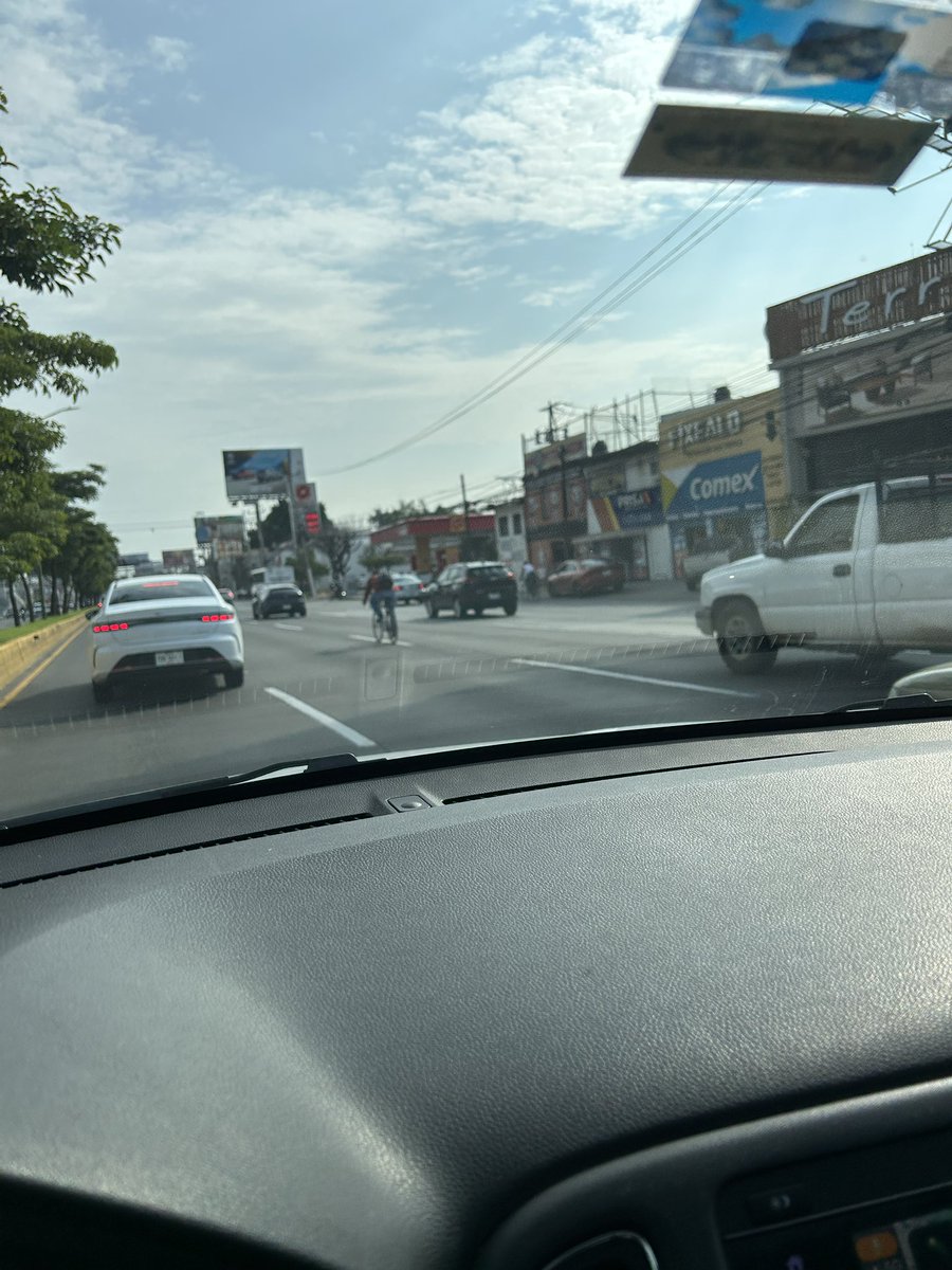 bardyuth's tweet photo. @Trafico_ZMG @vialidadjal Ko solo estamos expuestos a motociclistas imprudentes y nada regulados, ahora también nos tenemos que cuidar de los ciclistas inconscientes que se ponen y nos ponen en riesgo. Es en López Mateos a las 9:10 am, ¡increíble! ¿Que hacen las autoridades? https://t.co/gdM7iuTtun