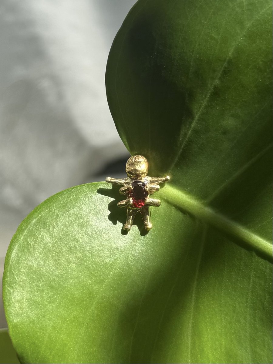“６本腕の子のピンバッチ”
brass, garnet
brooch
2025