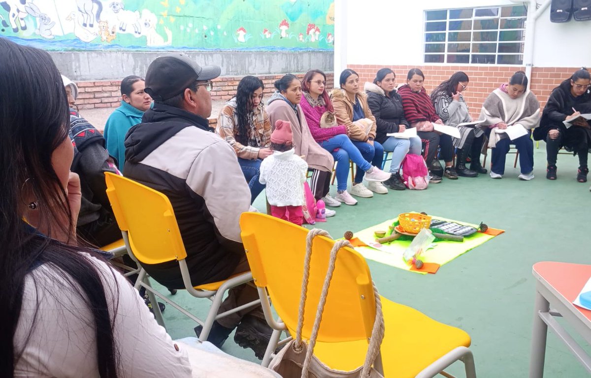 crusmealto's tweet photo. #CEDRuralLaMayoría recibe el primer #EncuentroDeFamiliasCRUA un espacio lleno de reflexión sobre valores, comunicación, y amor en familia. Gracias a #CorporaciónJuegoyNiñez, #PFLE, #PromotoraDeBienestar, @Colsubsidio_Ofi y todo el #EquipoCRUA.
@Educacionbogota @UsmeAlcaldia https://t.co/h5dPtO9Gat