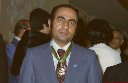 #فوری: صدور دو رأی تاریخی دادگاه در پرونده علیه #پرویز_ثابتی، گامی مهم به سوی عدالت برای جان‌به‌دربردگان شکنجه: دادگاه با درخواست ثابتی برای رد پرونده مخالفت کرد.

در نخستین رأی ۱۷ صفحه‌ای که در ۱۲ اوت ۲۰۲۵ صادر شد، دادگاه درخواست ثابتی را برای رد مهم‌ترین ادعای شاکیان نپذیرفت و