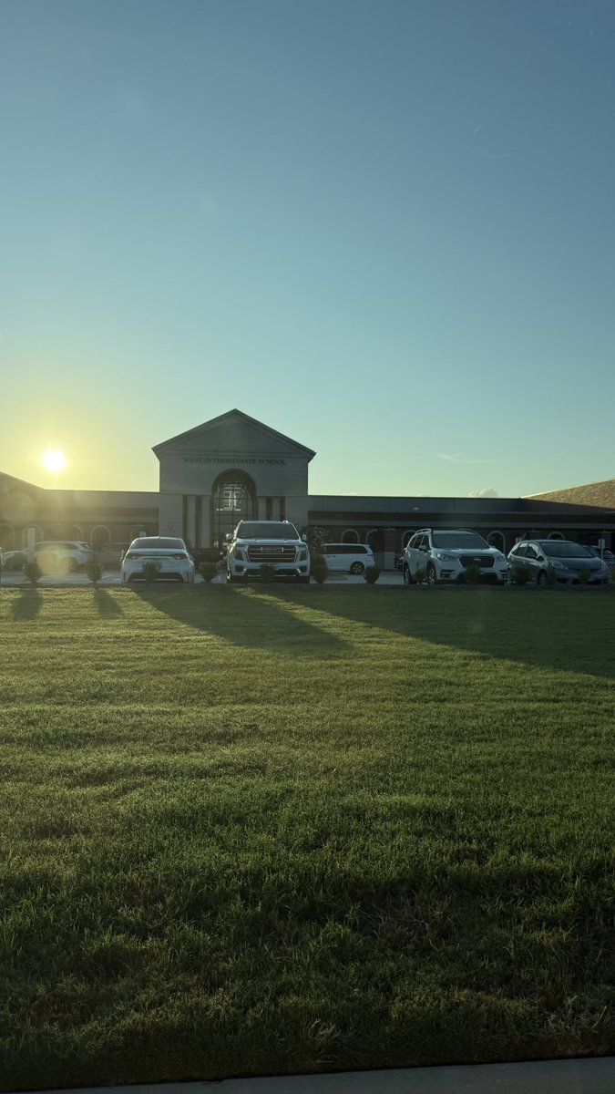kcloud66's tweet photo. ๐โ๏ธ Day 2 adventures: got โstuckโ in the car rider line, but honestlyโฆ it was FABULOUS! Watching the sunrise over our brand-new @TISDWIS campus was pure magic. ๐
Feeling beyond blessed to be part of #TeamTomball and this amazing journey. ๐๐ค๐๐ค๐ #WestIntermediate #FirstLightFeels #DataTeam